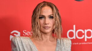 Jennifer Lopez's wavy blunt cut bob