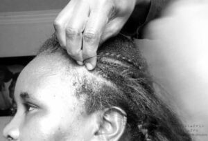 How to feed in cornrows on short hair