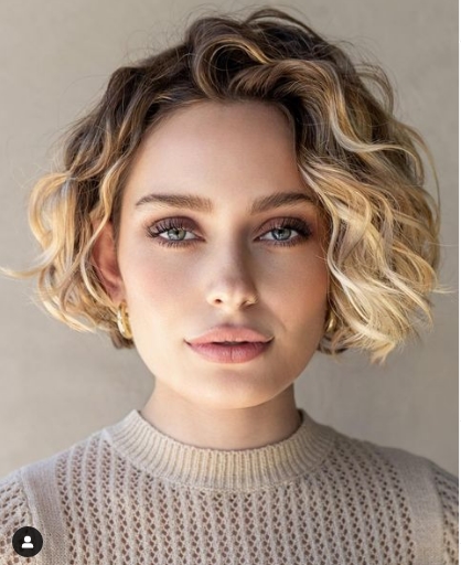 Wavy Blunt Bob haircut with highlights on white woman